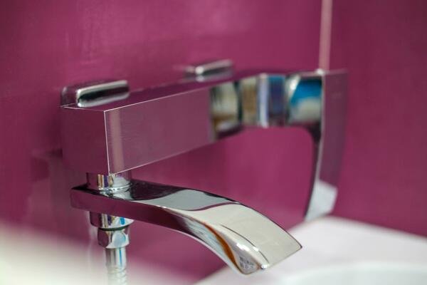 Glänzende, kalkfreie Chrom-Armatur nach einer professionellen Sanitärreinigung im Badezimmer durch Jonas Gebäudereinigung.