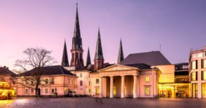 Professionelle Büroreinigung in der niedersächsischen Residenzstadt Oldenburg - modernes Verwaltungsgebäude mit historischer Architektur - spezialisierte Gebäudereinigung für Unterhaltsreinigung und Fassadenreinigung