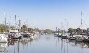 Hafenreinigung Varel - Spezialisierte Gebäudereinigung am Jadebusen mit Fokus auf Luftfahrttechnik und Industriestandort - professionelle Hafengebäude-Reinigung und Unterhaltsreinigung - Industriestadt mit maritimer Tradition an der Nordsee