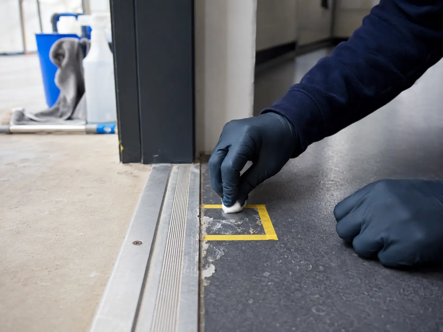 Sonderreinigung 3 Kontrolliert abgegrenzte Probefläche bei einer Sonderreinigung