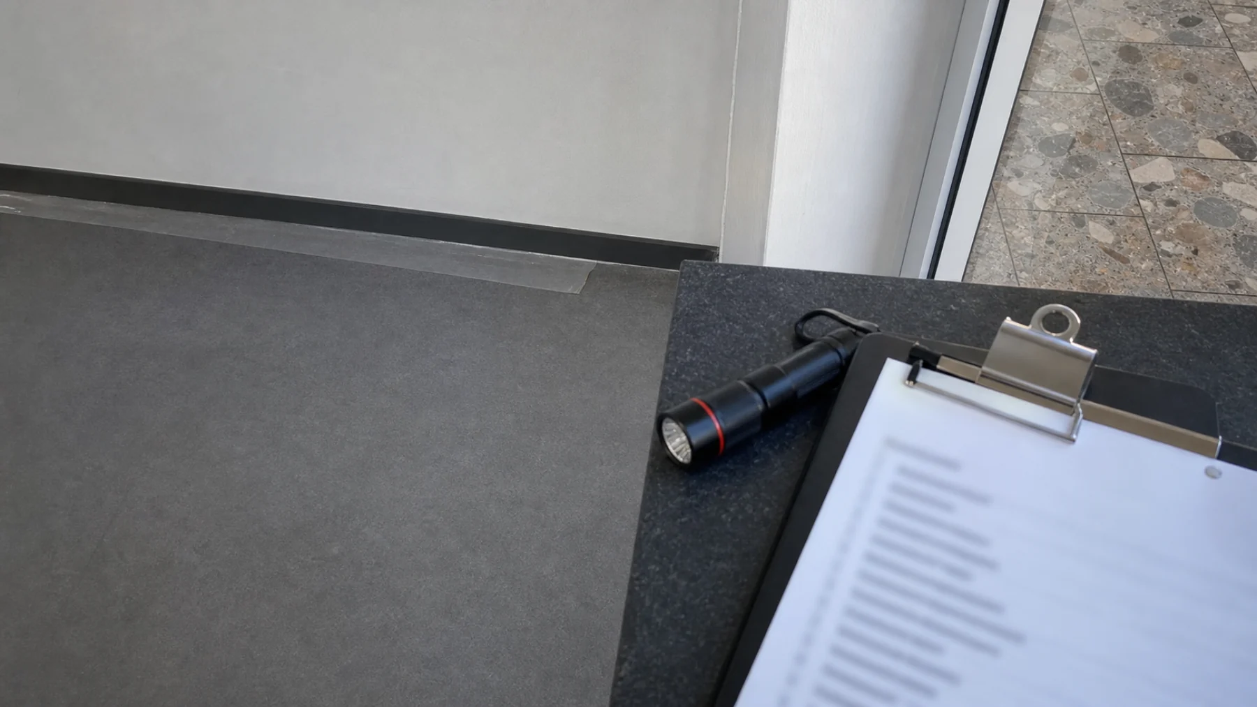 Baureinigung fertig? Reststaub, Schutzfolie und Baumangel sauber trennen 1 Gemeinsame Prüfung einer gereinigten Fläche bei der Bauabnahme