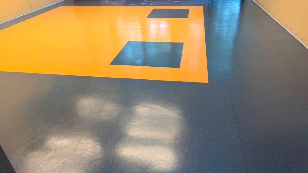 Grundreinigung beginnt mit dem Bodenpass – nicht mit der Maschine 2 Mehrfarbiger Bodenbelag in einem gereinigten Objekt