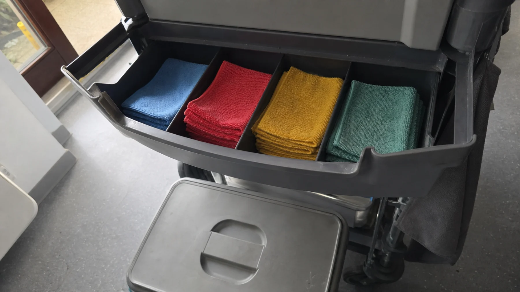 Rot ist nicht automatisch Toilette: Farbcodes, die im Objekt wirklich funktionieren 1 Gefaltete Reinigungstücher in vier deutlich getrennten Farben
