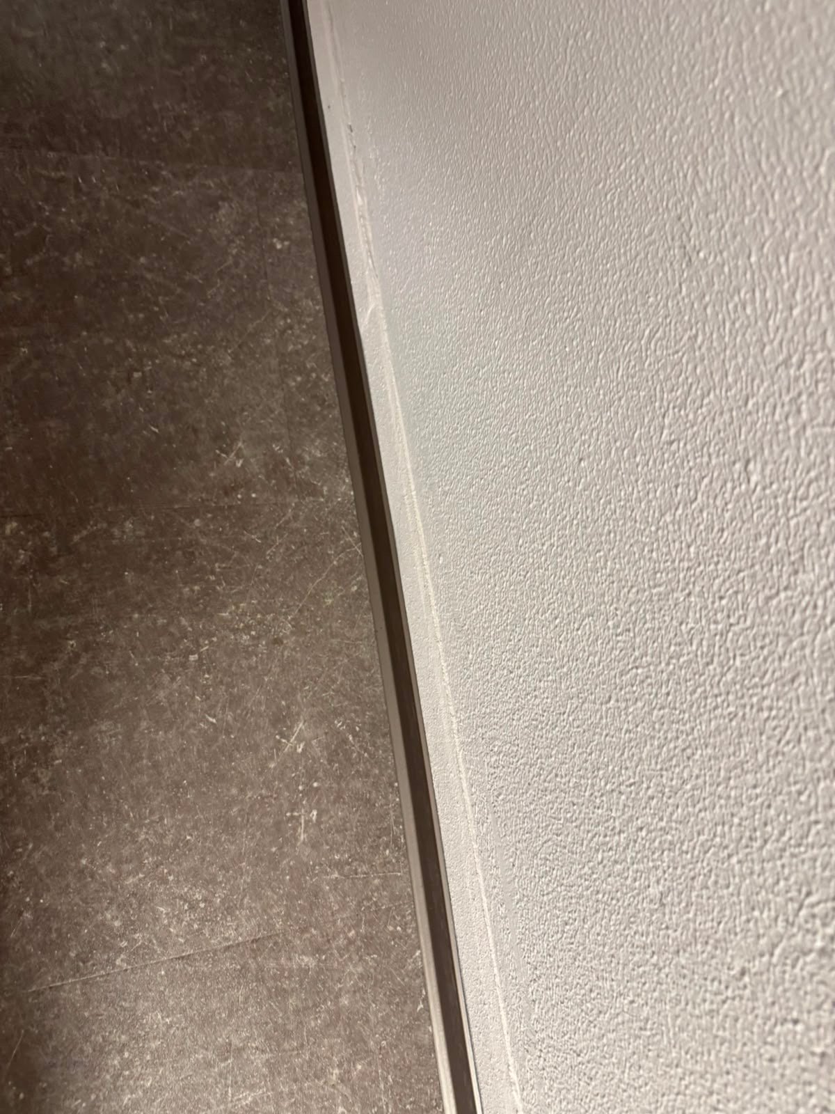 „Hier ist es dreckig“ reicht nicht: Mängel melden, die wirklich gelöst werden 1 Verschmutzte Randzone eines Bodenbelags an einer Wand
