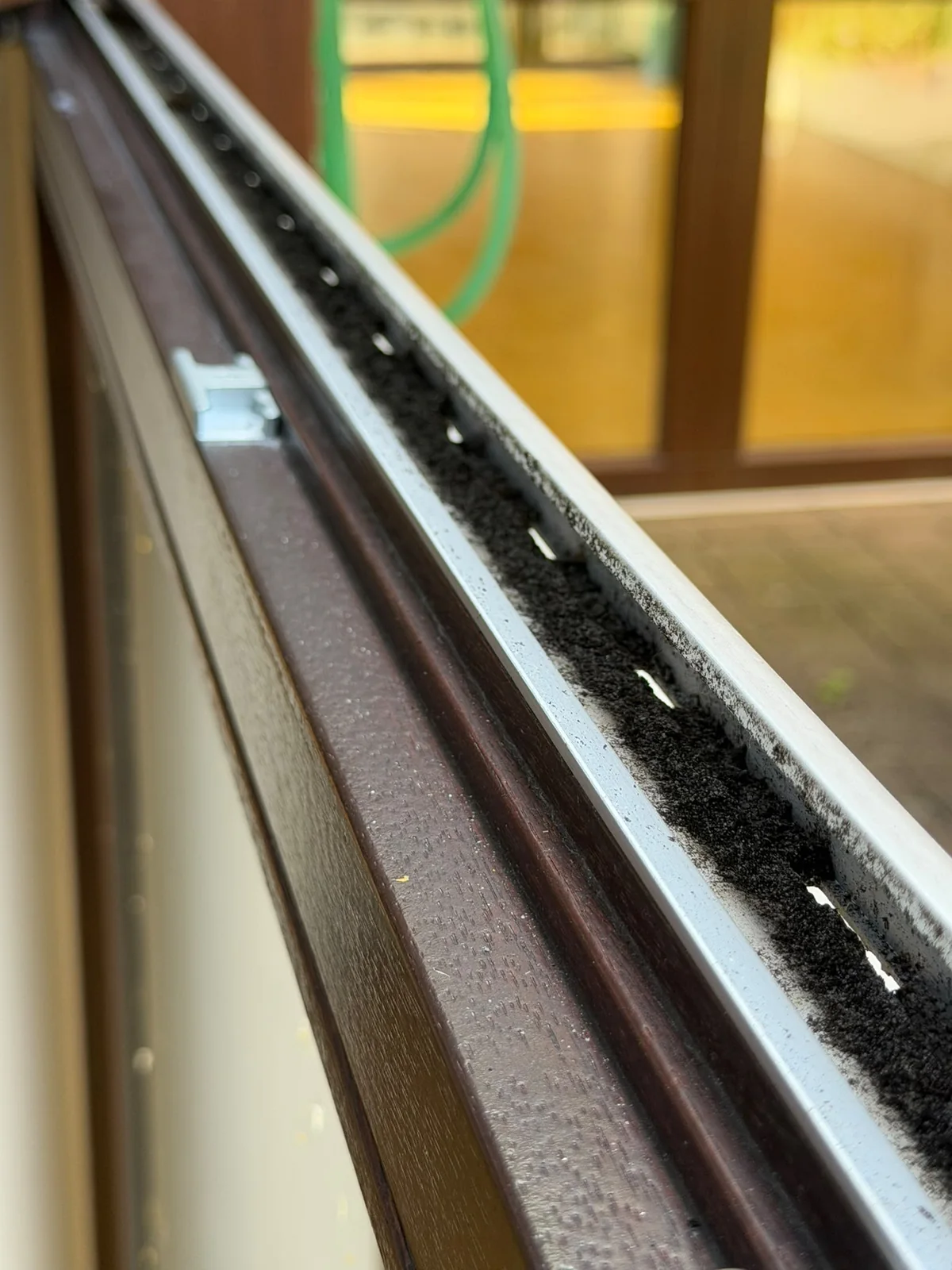 Verschmutzter Fensterfalz vor der Reinigung