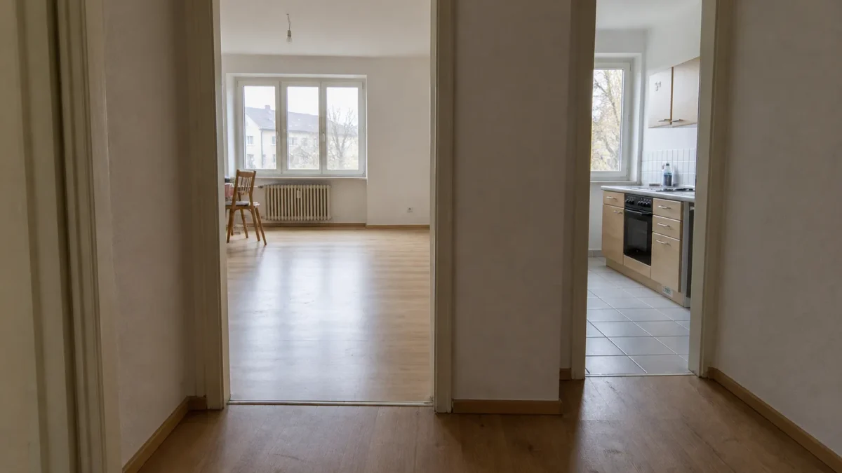 Weitgehend freie Wohnung mit Holz- und Fliesenboden vor dem Aufmaß einer Grundreinigung