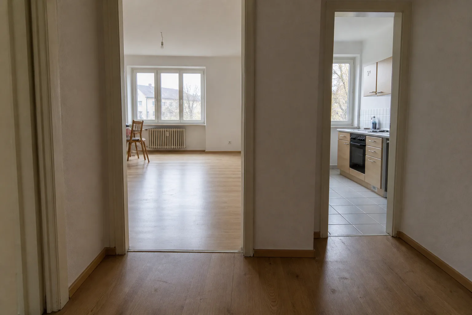 Weitgehend freie Wohnung mit Holz- und Fliesenboden vor dem Aufmaß einer Grundreinigung