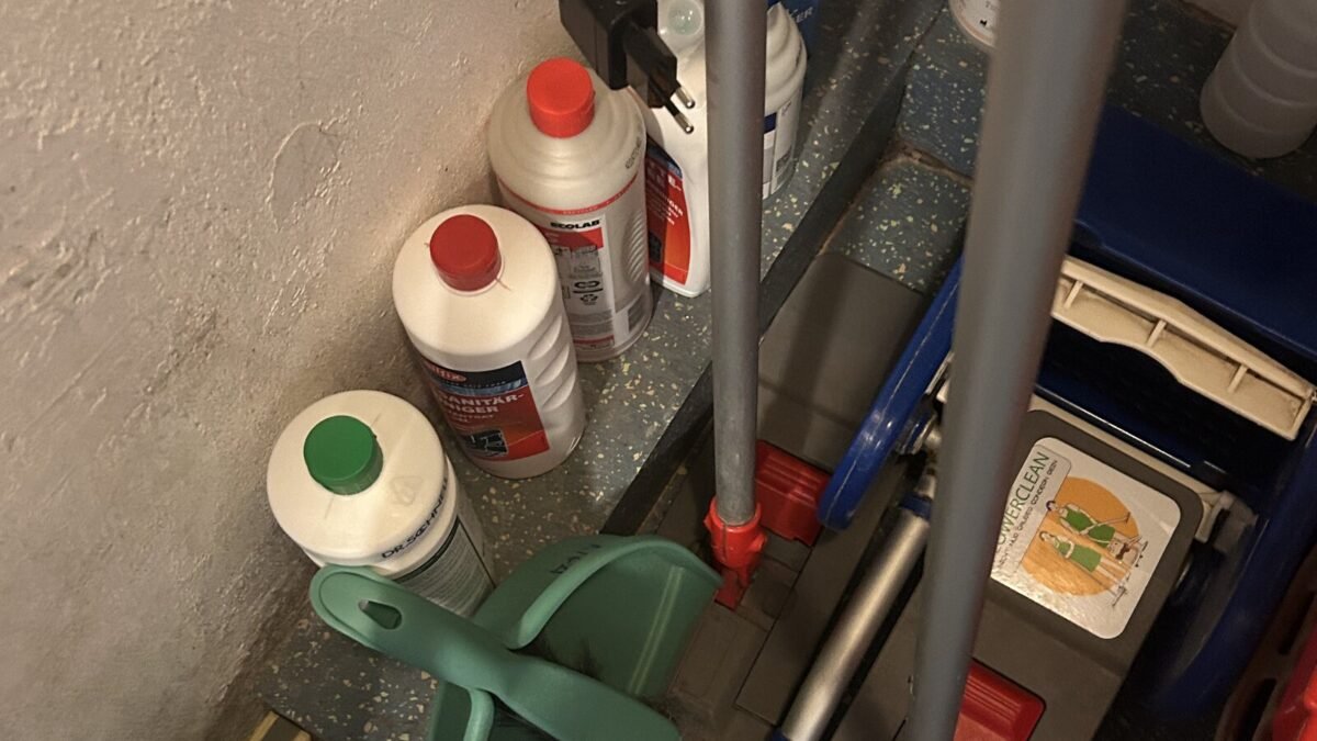 Biozid-Sachkunde ab Juli 2027: Was Reinigungsbetriebe jetzt prüfen sollten 8 Reinigungschemie und Arbeitsmittel in einem betrieblichen Materialraum