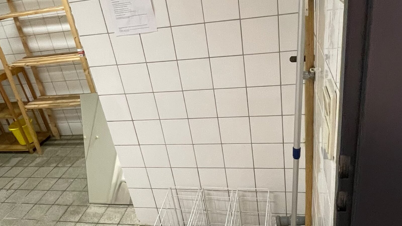 Flächenhygiene 2026: Aktueller KRINKO-Eintrag trennt Reinigung, desinfizierende Reinigung und Desinfektion 1 Betrieblicher Reinigungsbereich mit bereitgestellten Arbeitsmitteln