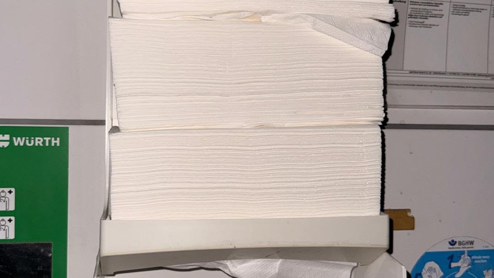 Hautschutzplan und Verbrauchsmaterial im Reinigungsbetrieb