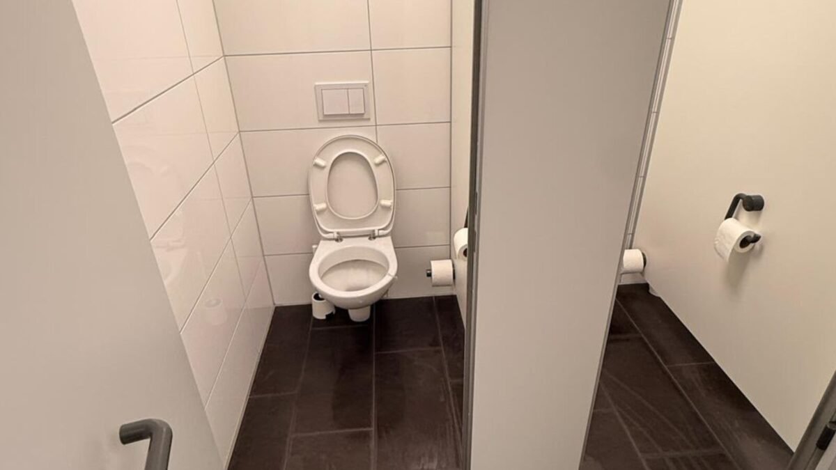 Sanitärräume im Betrieb: Ein BAuA-basiertes Prüfraster für Reinigung und Kontrolle 4 Betrieblicher Sanitärraum nach der Reinigung – reale Einsatzaufnahme
