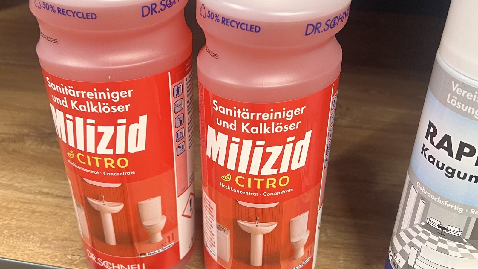 Reinigungsmittel in einem betrieblichen Sortiment – reale Einsatzaufnahme