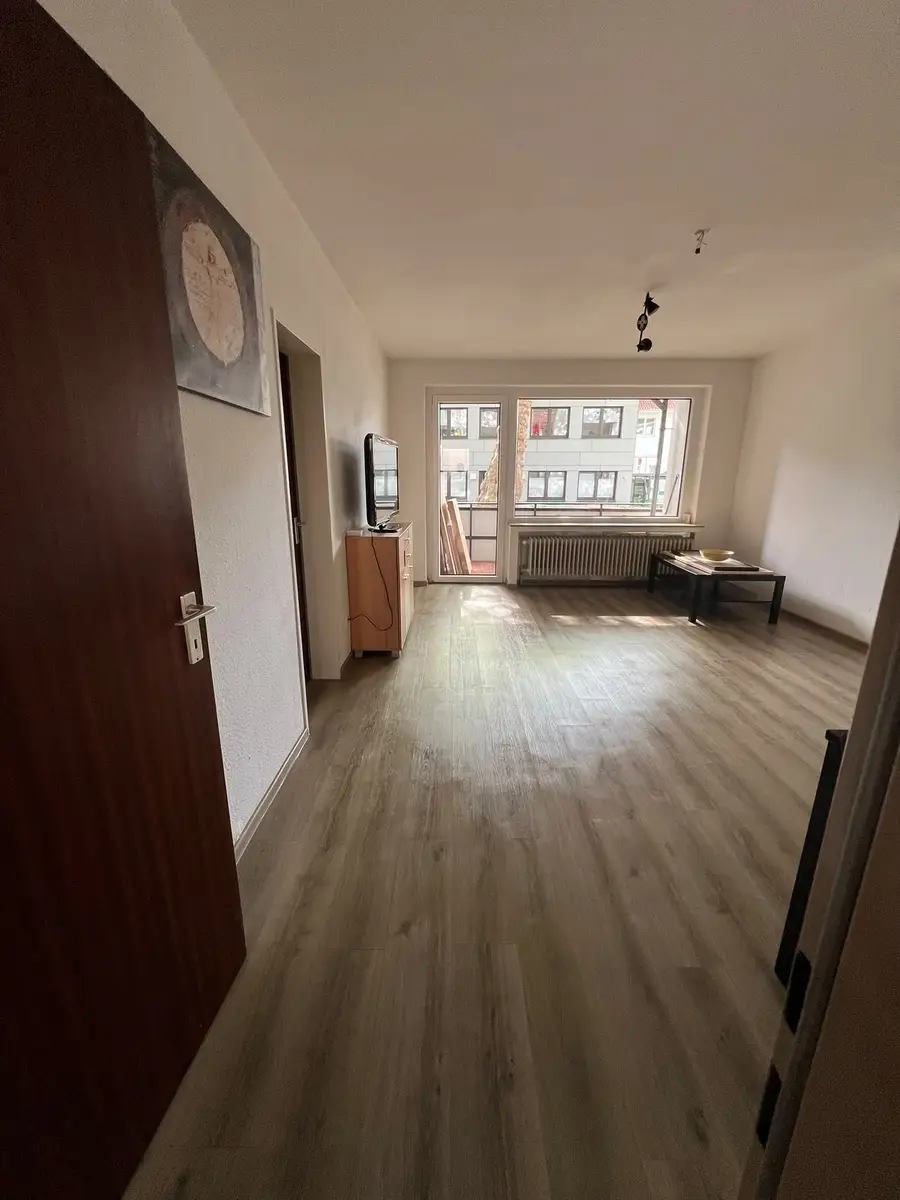 Ergebnisvideo: geräumter, gereinigter und eingerichteter Wohnbereich