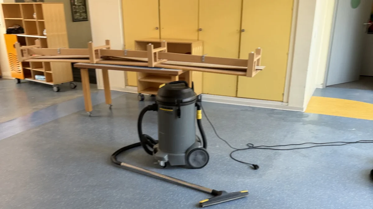 Reinigungsmaschine vor dem Einsatz prüfen – bevor der Defekt mitfährt 3 Bereitgestellte Reinigungsmaschine mit Zubehör vor dem Einsatz