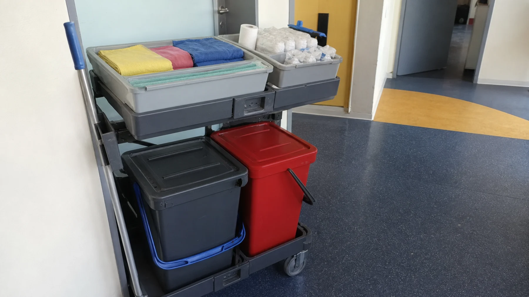 Sauber oben, schmutzig zurück: So bleibt der Reinigungswagen unter Kontrolle 1 Übersichtlich organisierter Reinigungswagen mit getrennten sauberen und benutzten Materialien