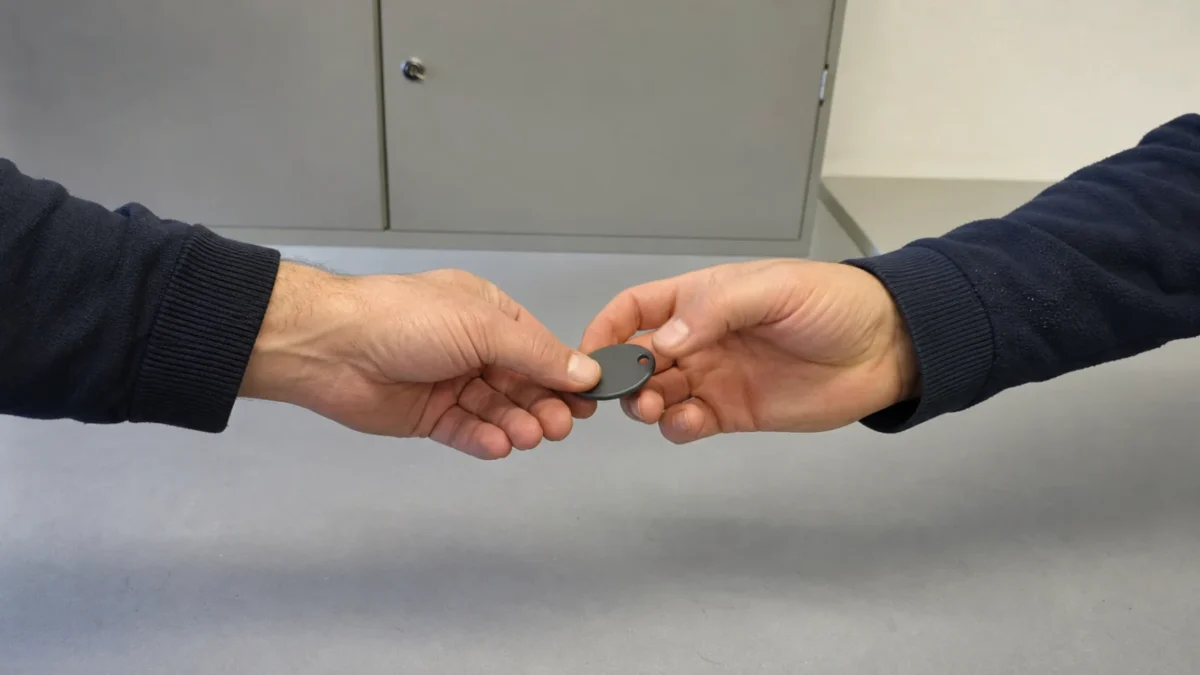 „Der Schlüssel liegt im Büro“ ist kein System: Zutrittsmedien sauber übergeben 8 Übergabe eines elektronischen Zutrittsmediums in neutraler Büroumgebung