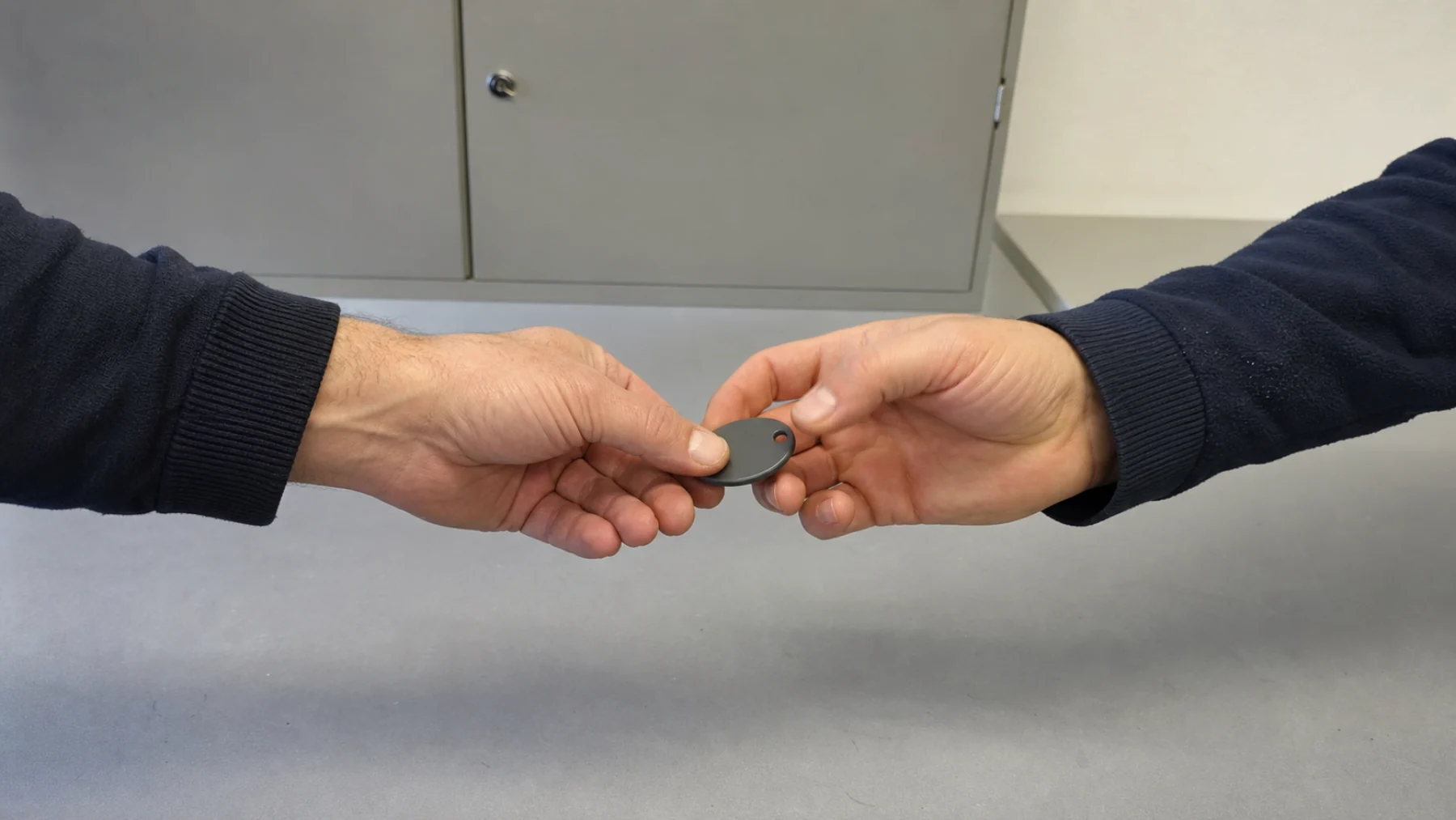 Übergabe eines elektronischen Zutrittsmediums in neutraler Büroumgebung