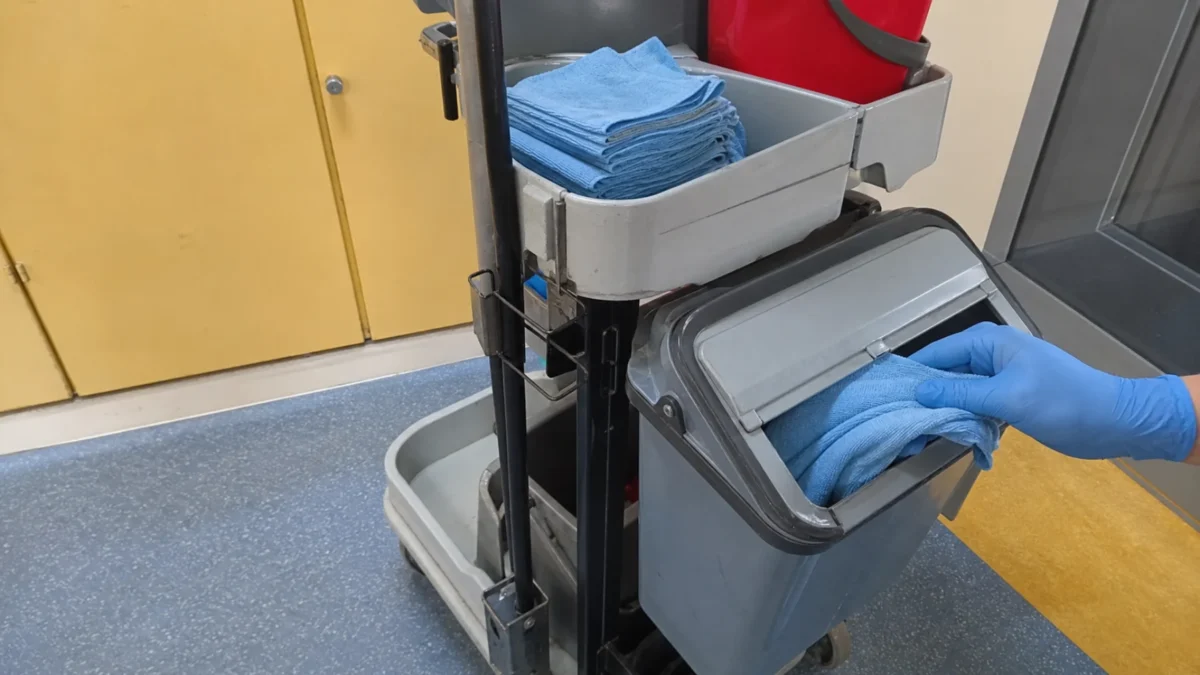 „Das Tuch geht noch“? Wechselpunkte statt Bauchgefühl 7 Saubere und benutzte Reinigungstücher getrennt auf einem Reinigungswagen