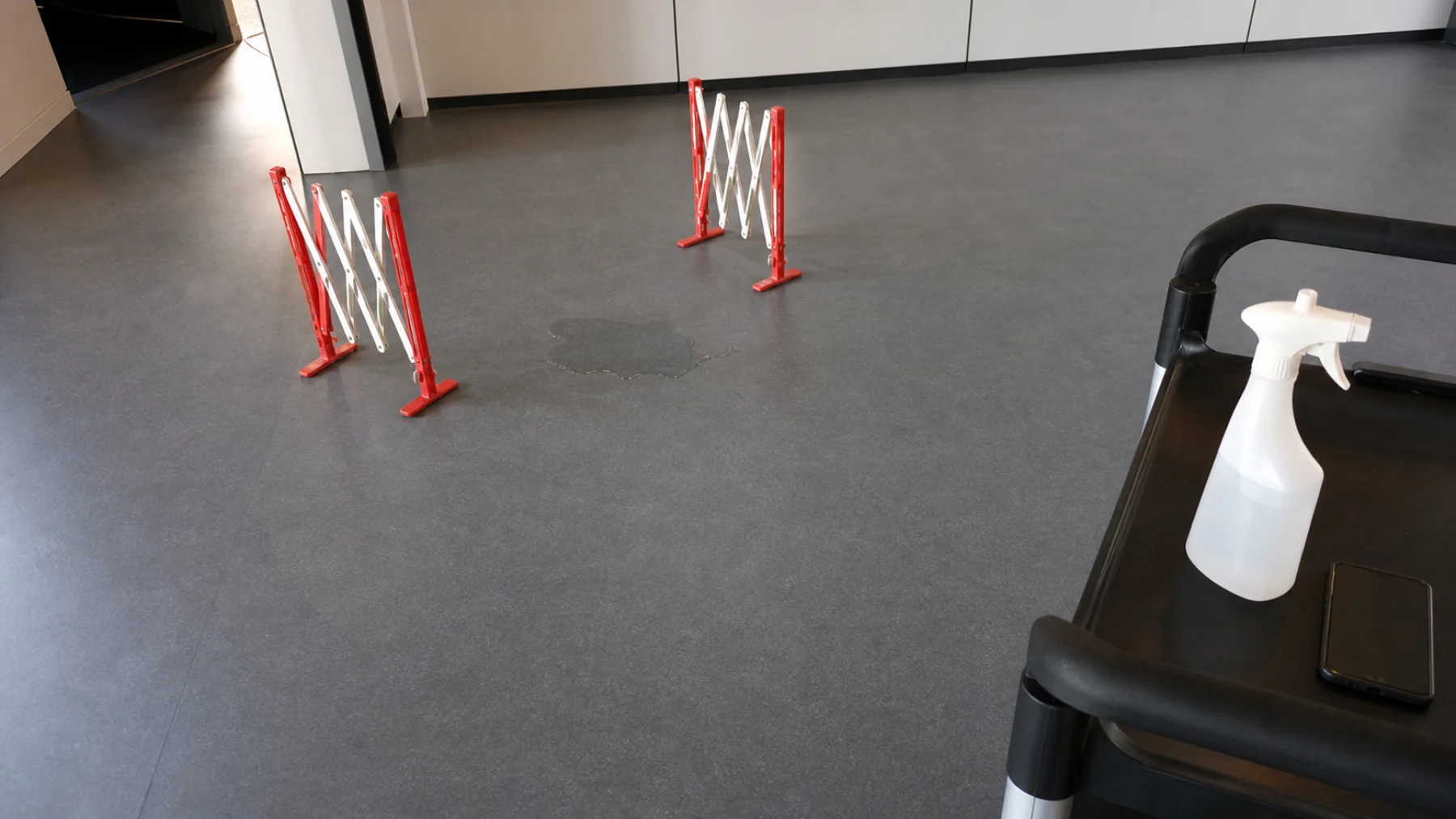 Unbekannte Flüssigkeit auf dem Boden? Finger weg vom Schnell-mal-Wischen 1 Abgesperrte unbekannte Flüssigkeit auf einem gewerblichen Boden