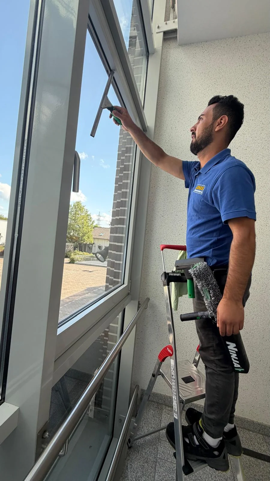 Jonas-Arbeit mit Fensterabzieher